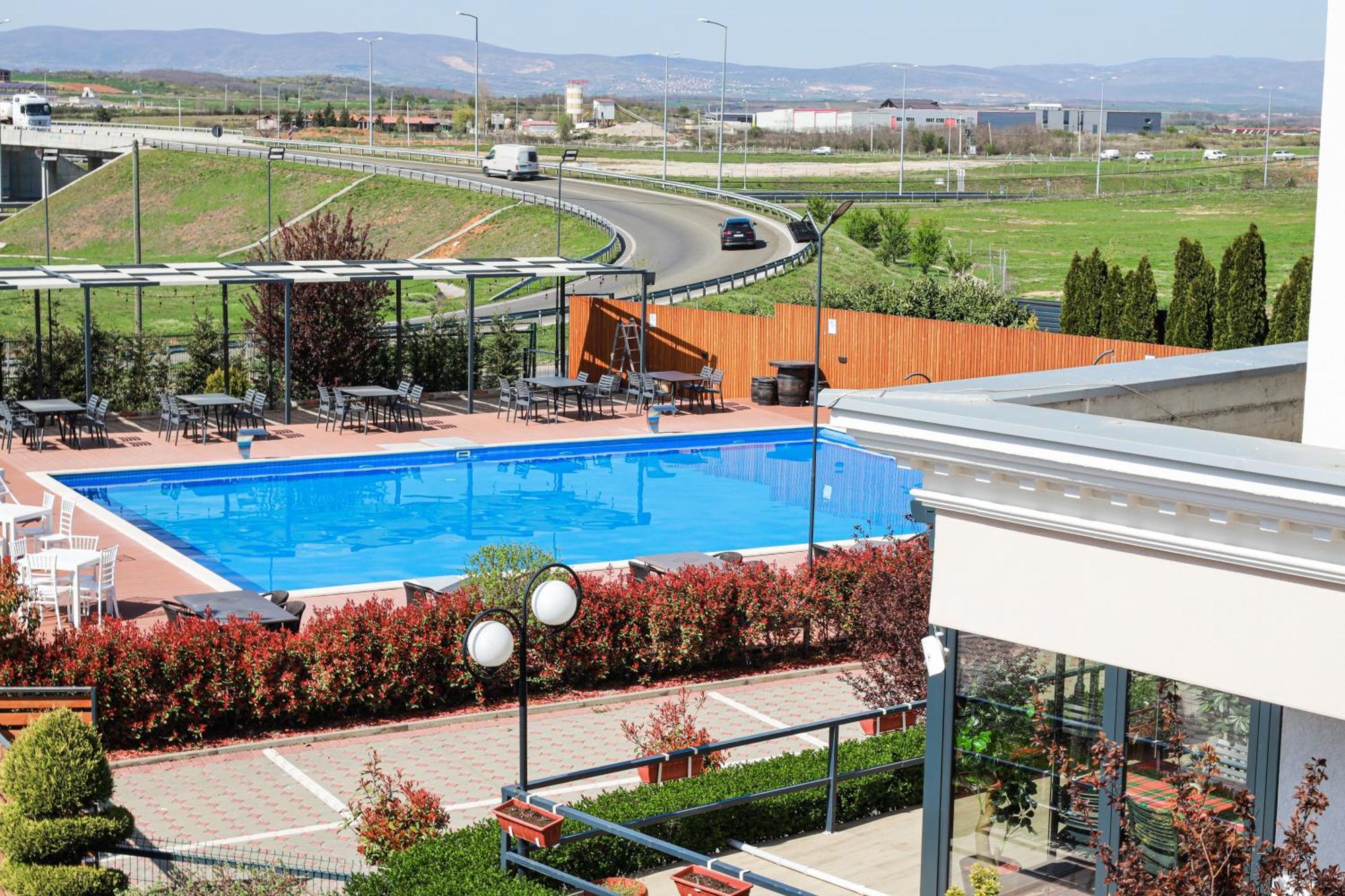 Nafron Hotel Prizren Esterno foto